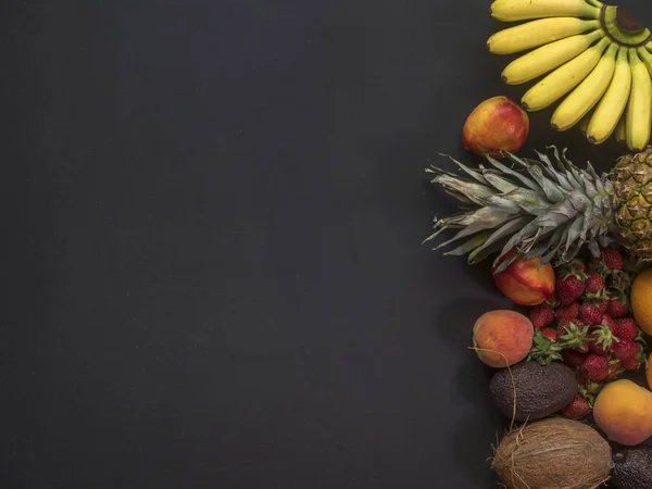 Тропічні Ананаси Міні Банани Апельсини Кокос Інші Смачні Фрукти Темного — стокове фото