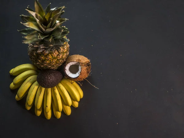 头顶复制空间菠萝迷你香蕉和椰子异国情调水果概念 — 图库照片