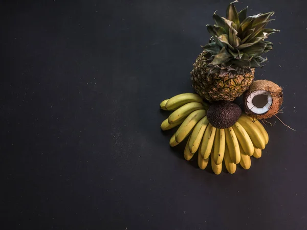 Espaço Aéreo Cópia Abacaxi Mini Bananas Coco Conceito Frutas Exóticas — Fotografia de Stock