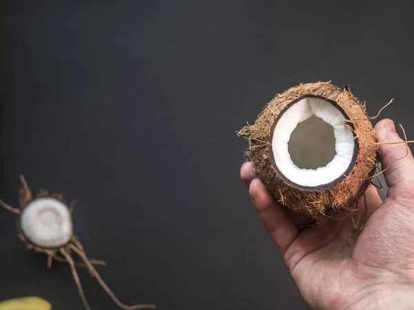 Stäng Upp Hand Med Kokos Kopia Utrymme Mörk Svart Yta — Stockfoto