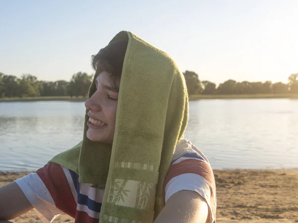 Primer Plano Joven Riendo Adolescente Sentado Playa Con Toalla Cabeza — Foto de Stock