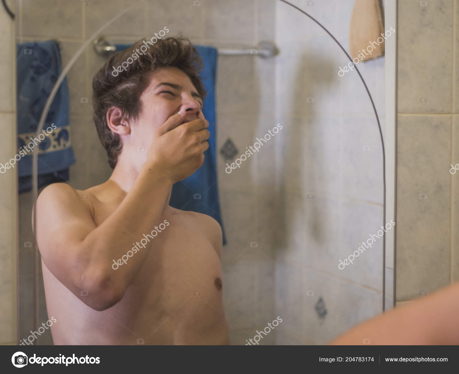 nudo doccia adolescenza