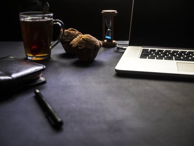 karanlık çalışma yer tabloda çay kek laptop ve defter ile kopya alanı 