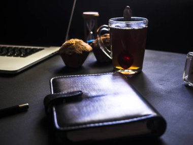 ofiste karanlık çalışma tabloda kapalı defter kapatmak 