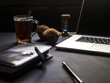 karanlık tablo arka plan açılan defter günlüğü ve tatlı gıda ile kapatmak