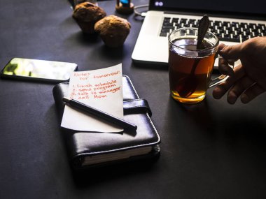 çay kek ile office karanlık çalışma yerde üzerinde tutan el kadar kapatın