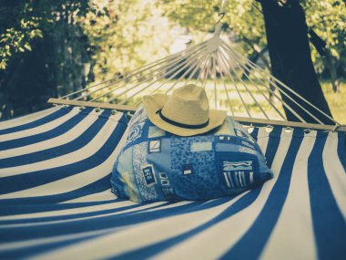 mavi ve beyaz çizgili boş hamak kadar kaynamaya gününde tropikal ormanda kapatın