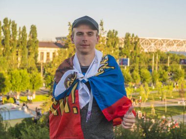 Rus bayrağı Dünya Kupası Rusya Milli takımı için tezahürat genç futbol fan kaplı