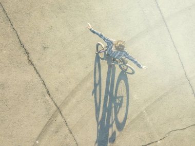 gencin Bisiklet ayakta sphalt kopya alanı Özgürlük kavramı ile kaldırdı elleriyle havadan görünümü