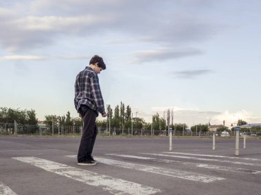 Genç adam rahat kıyafetler sokak yan görünüm geçiş