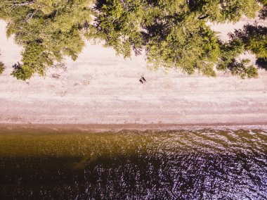 yukarıdan aşağıya iki adam soğuk yaz tropikal plaj havadan görünümü