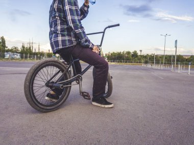 arkadan görünüşü genç vücut oturma rahatlatıcı bmx bisiklet 