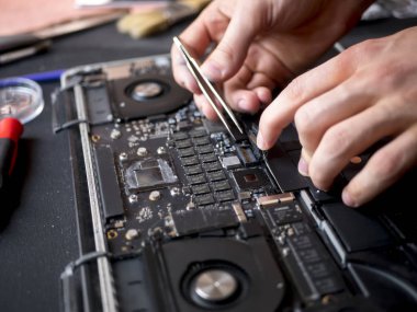 cımbız ve laptop tamiri tornavida tutan el kavramı sabitleme bilgisayarı kapatın