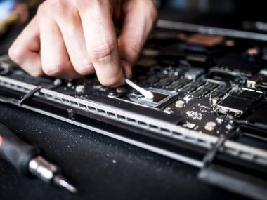 kırık laptop takas ve ana tahta onarma düğün tampone ile el 