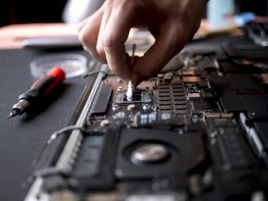 kırık laptop takas ve ana tahta onarma düğün tampone ile el 