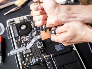 termal macun bilgisayar dizüstü bilgisayar çipi için uygulama ile el