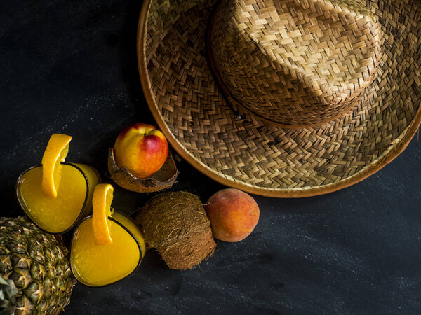 над головой веганская сырая фруктовая мука и женская шляпа
