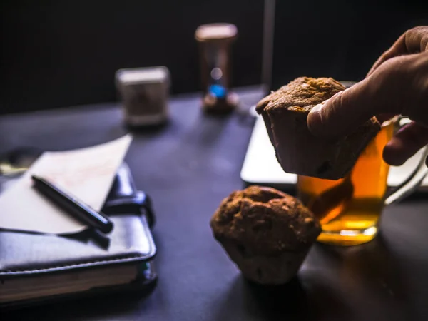 Close Hand Holding Sweet Cake Dark Working Place — Stock Photo, Image