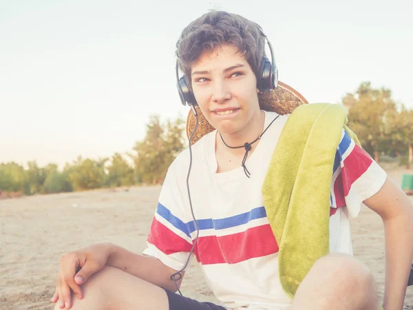Młody Mężczyzna Plaży Latem Słuchawkach Vintage Stonowanych — Zdjęcie stockowe
