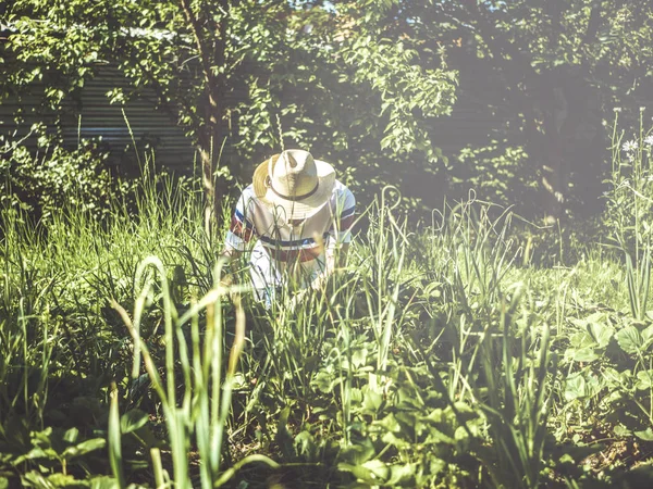 Портрет Человека Работающего Саду Сидящего Рядом Тонированными Кустами — стоковое фото