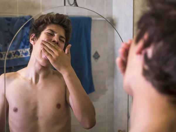 Desnudo Pecho Chico Sintiéndose Dormido Baño Retrato —  Fotos de Stock