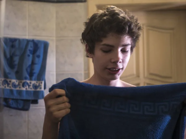 Meztelen Tizenéves Fiú Törülközőt Fürdőszoba Tükör Előtt Álmos Érzés — Stock Fotó