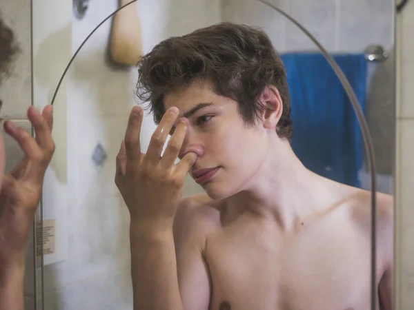 Jovem Adolescente Masculino Escolhendo Seu Nariz Frente Espelho Banheiro — Fotografia de Stock