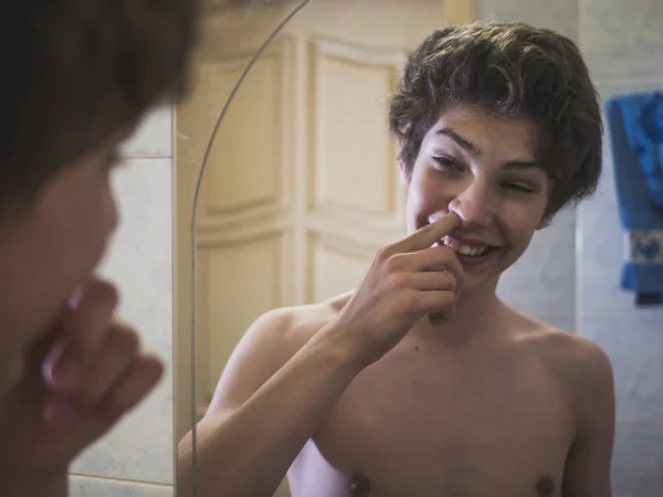 Mladé Nahé Mužské Teenagera Dloubal Nose Před Zrcadlem Koupelně — Stock fotografie