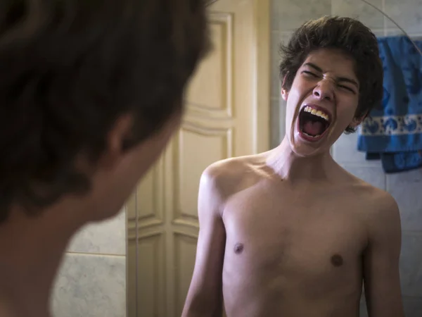 Mladý Teenager Holou Hrudí Zívání Otevřená Ústa Před Zrcadlem Koupelně — Stock fotografie
