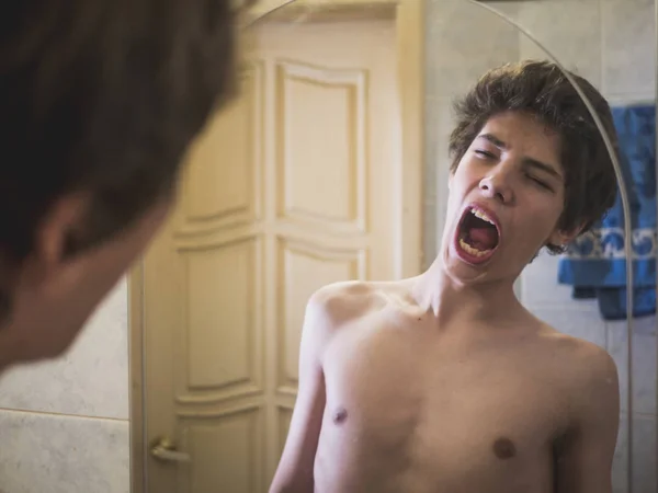 Retrato Adolescente Olhando Espelho Bocejo Banheiro Manhã — Fotografia de Stock