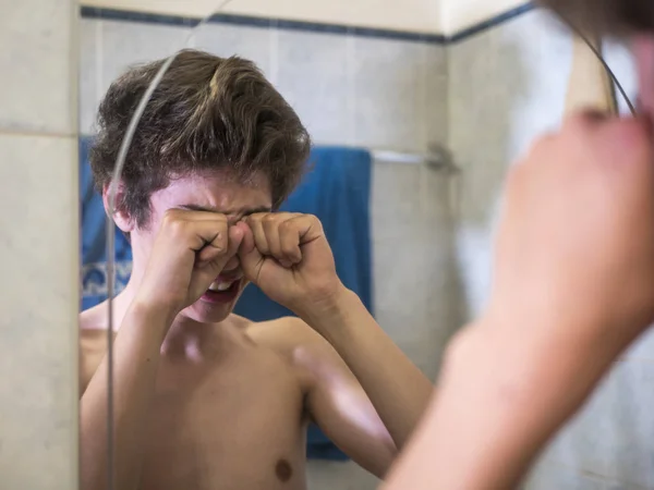 Jovem Peito Adolescente Masculino Parte Manhã Limpando Olhos Frente Espelho — Fotografia de Stock