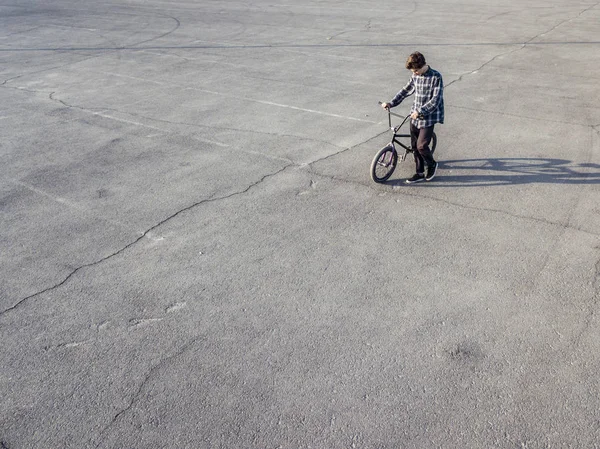 Copiar Espaço Menino Com Bicicleta Fundo Asfalto Isolado — Fotografia de Stock