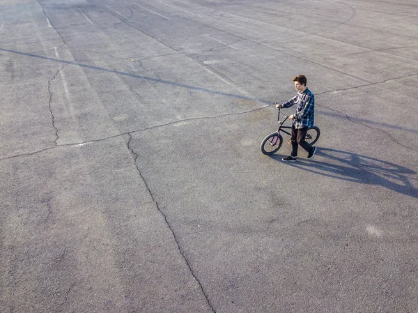 Copiar Espaço Menino Com Bicicleta Fundo Asfalto Isolado — Fotografia de Stock