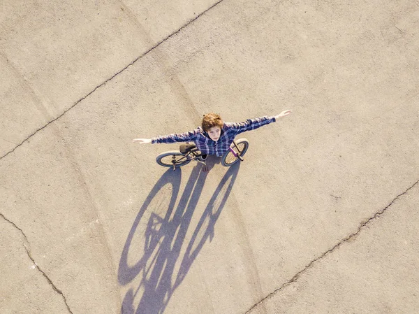 Luftaufnahme Eines Jungen Mannes Mit Erhobenen Händen Und Fahrrad Der — Stockfoto