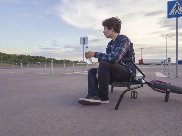 Joven Sentado Bicicleta Calle Urbana Contra Cielo — Foto de Stock