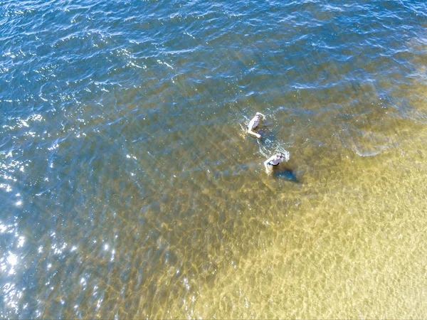 Dwóch Przyjaciół Płci Męskiej Chodzenie Wodzie Morze Pobliżu Plaży — Zdjęcie stockowe