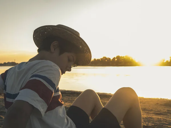 Портрет Молодого Хлопчика Казуальному Розслабляючому Місці Літньому Морському Піщаному Узбережжі — стокове фото