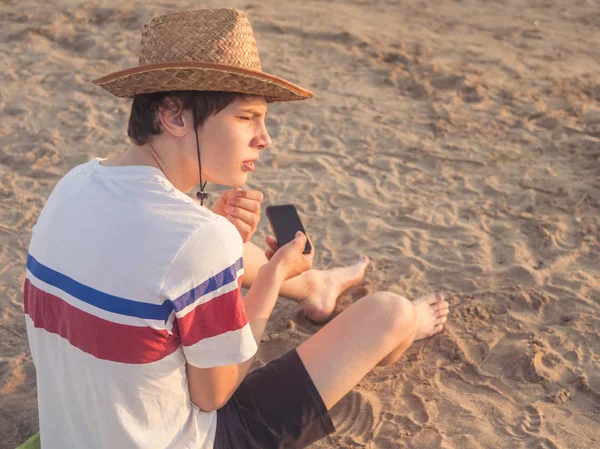 Portrét Mladého Dospívajícího Chlapce Hraju Jeho Telefonem Pláži Písečné Moře — Stock fotografie