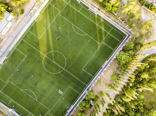 空中橄榄球场练习在一个夏天天无人机射击 — 图库照片