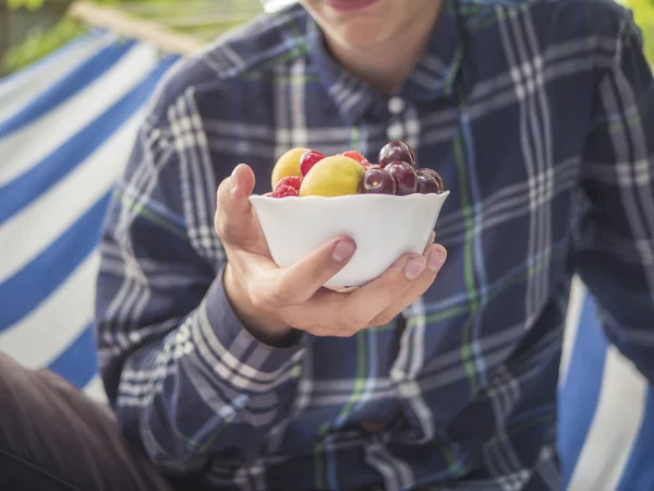 Jonge Tiener Geur Vers Fruit Bessen Plaat Liggend Hangmat — Stockfoto