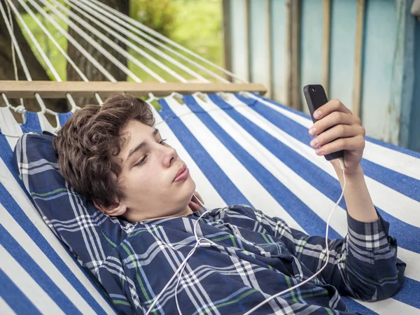Nahaufnahme Junger Mann Mit Handy Das Sommertagen Der Hängematte Liegt — Stockfoto
