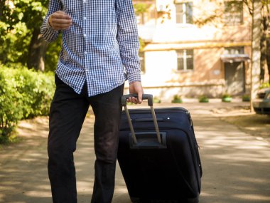 Avrupa şehirde büyük bavul ile rahat sokakta yürürken shot genç adam kapatın