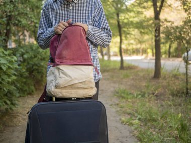 kişi eller yukarı sırt çantası açık havada arama şeyler kapatın