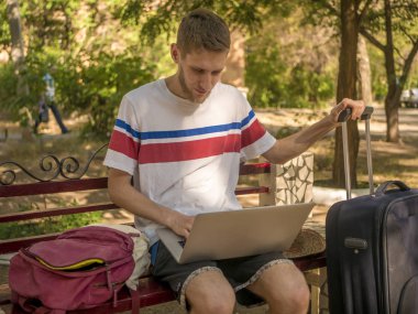 büyük Bagaj vaka ile defter üzerinde turist adam portre sakallı