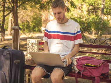 büyük Bagaj vaka ile defter üzerinde turist adam portre sakallı