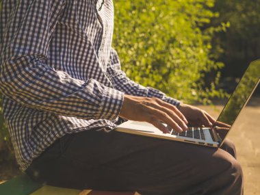 laptop klavye dışında sokakta yazarak eller yukarı kapatın