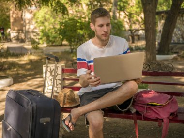 şehir içinde çuval Bagaj ile Laptop çalışma yaz rahat kıyafetler içinde sakallı genç adam