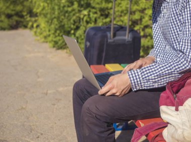 dizüstü bilgisayarda çalışan sokakta bankta oturan kişinin elleri yukarı kapatın