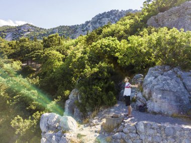 yaz gün özgürlük kavramı üzerinde dağ kenarında rahat yükseltilmiş elinde genç adam