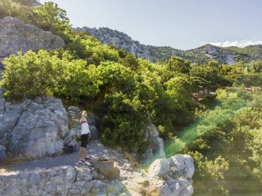 panorama adlı arıyorsunuz dağın tepesinde genç adam amaçlanmıştır